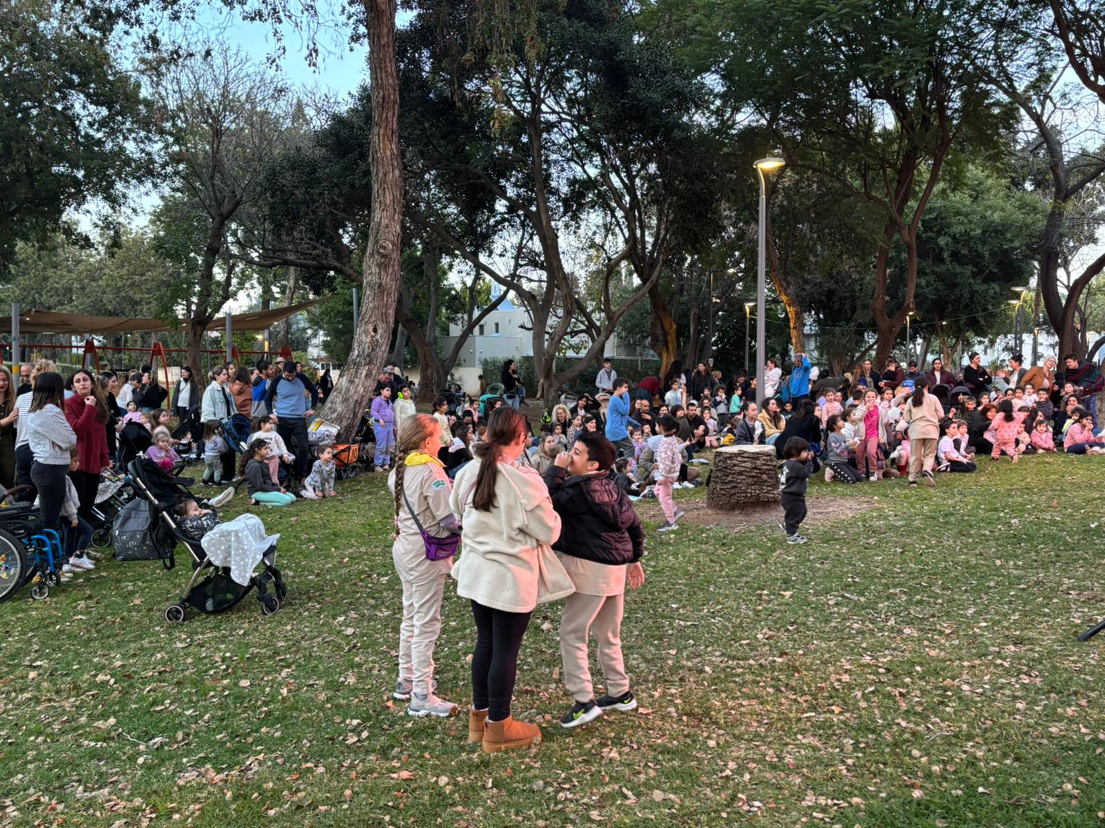  הילדים והמשפחות בהצגת ילדים בגינה המחודשת