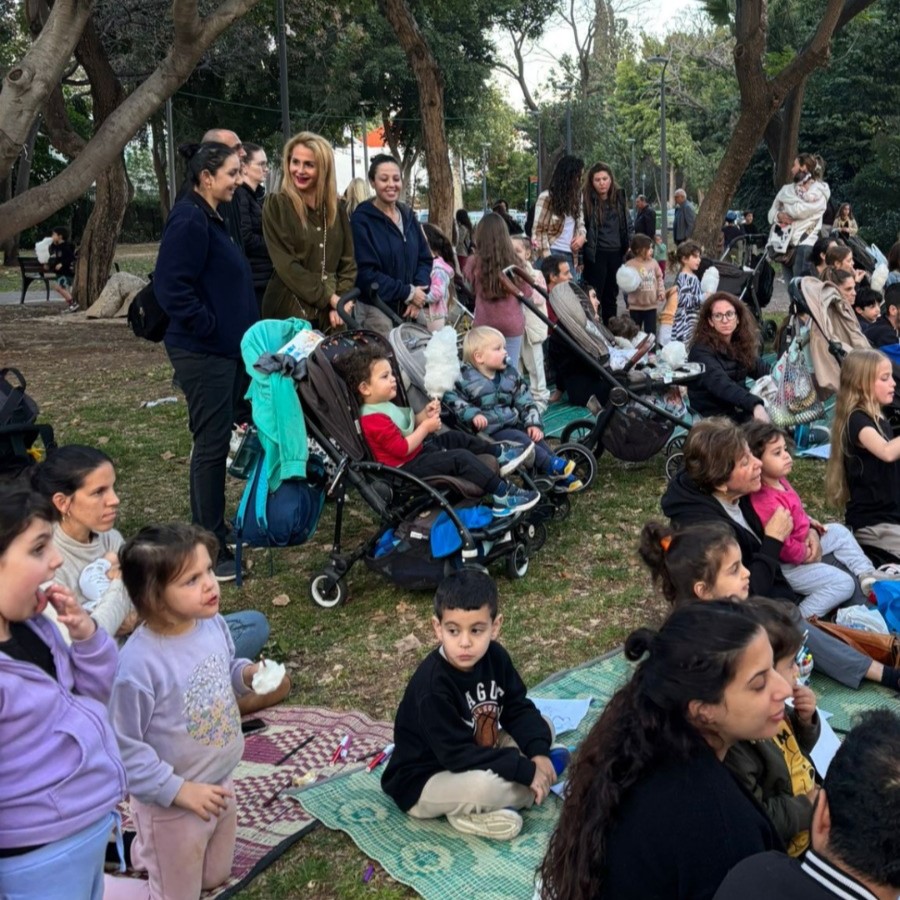  הילדים והמשפחות בהצגת ילדים בגינה המחודשת