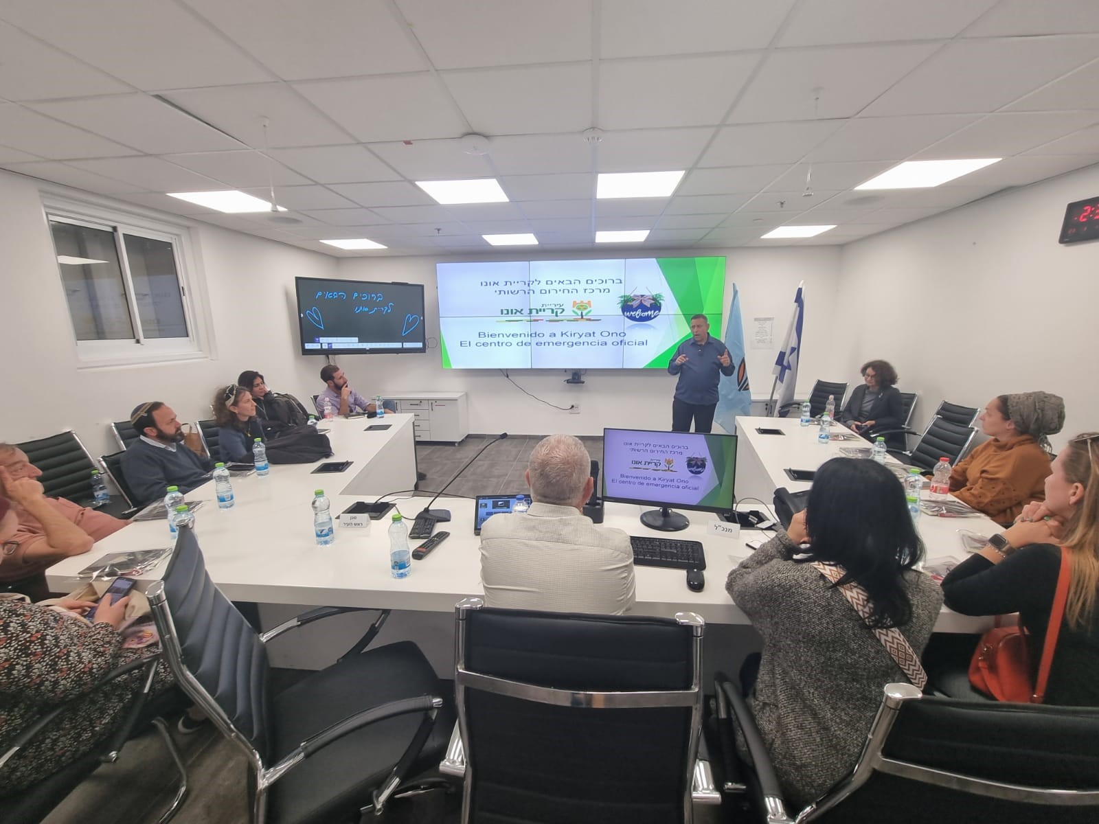 משלחת נציגי משרד העלייה והקליטה בביקור בקריית אונו