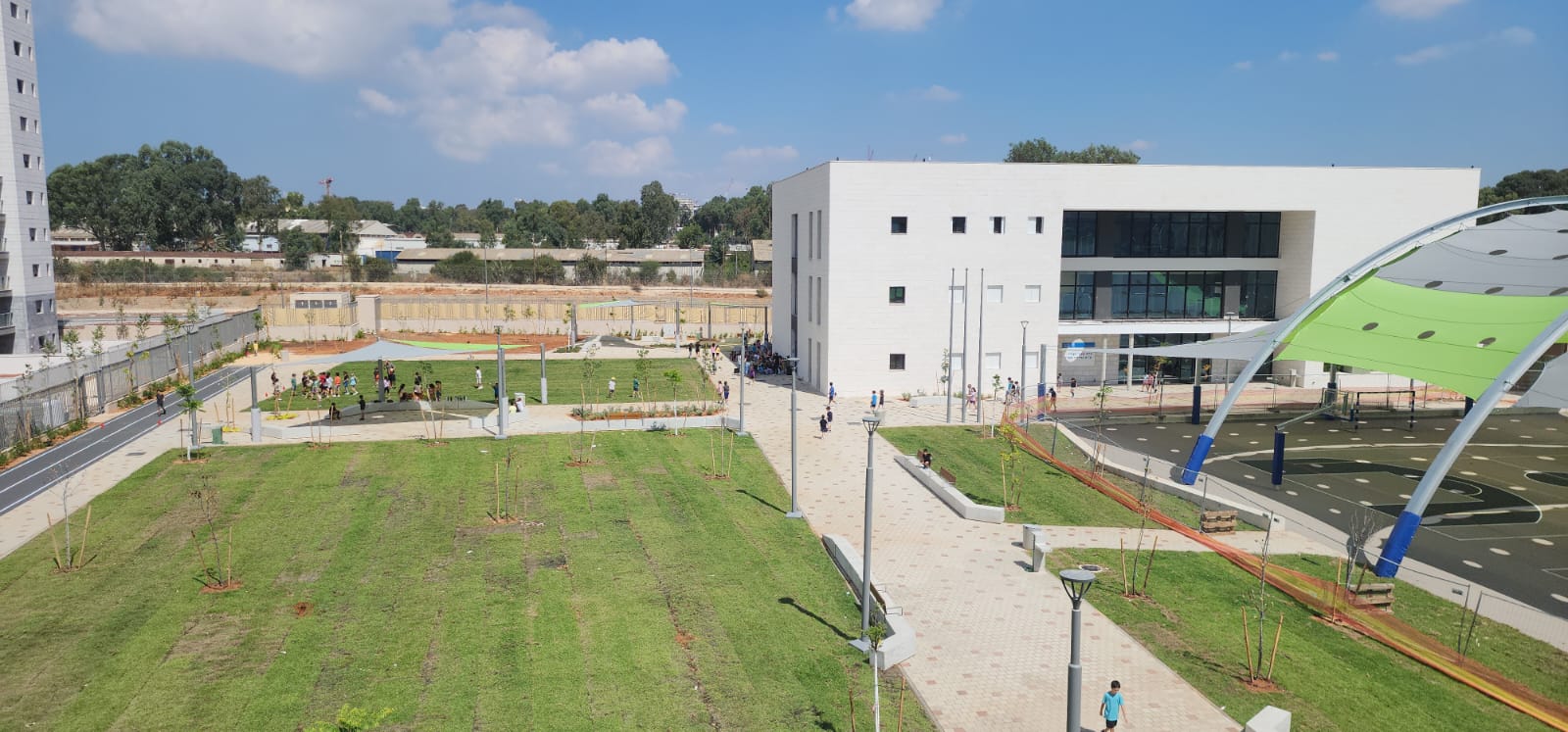 מצלמות אבטחה בבית ספר גולדה מאיר בשכונת אונו הצעירה