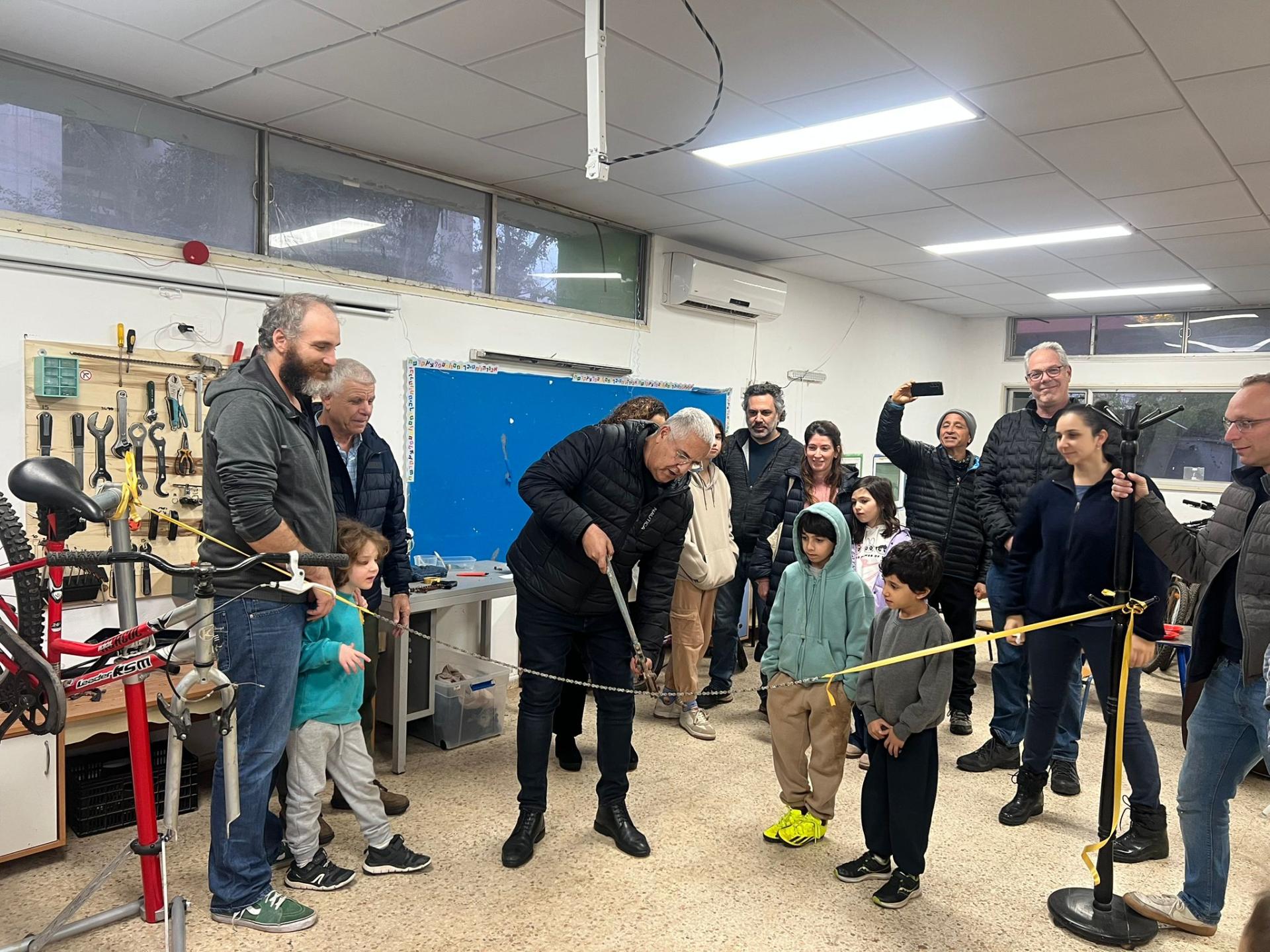 קס ההשקה אליו הגיעו גם סגן ראש העיר ומחזיק תיק איכות הסביבה, רון מלכה, אהרון ציקורל, מנהל המחלקה לאיכות הסביבה שיחדיו במקום גזירת הסרט המסורתית גזרו שרשרת אופניים מברזל