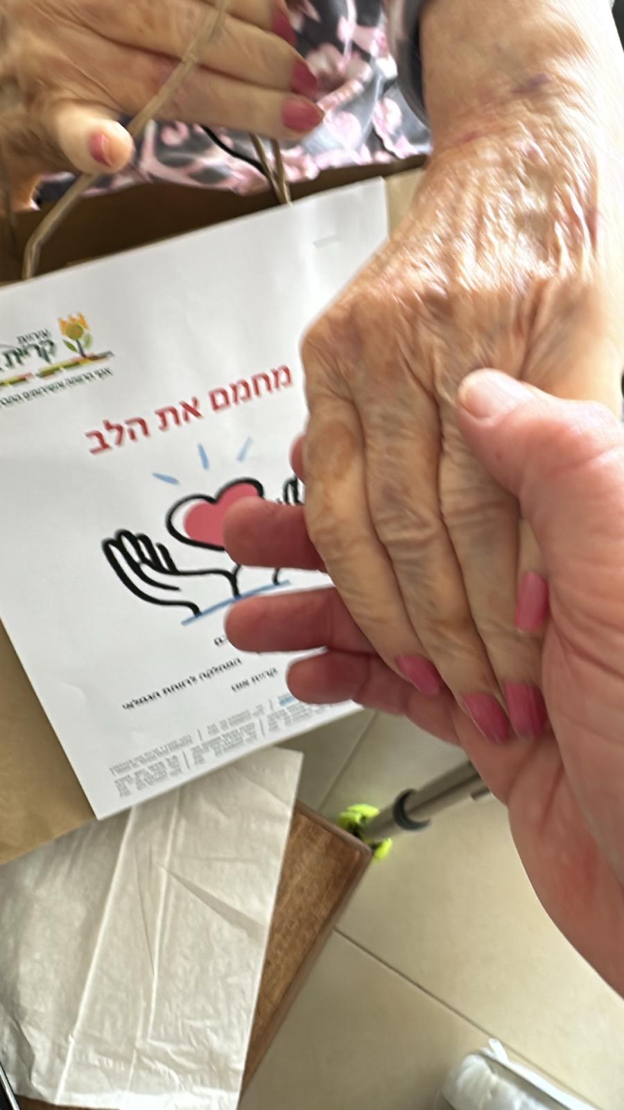 קריית אונו נערכת לגל הקור: חלוקת ציוד חורף וסיוע לקשישים