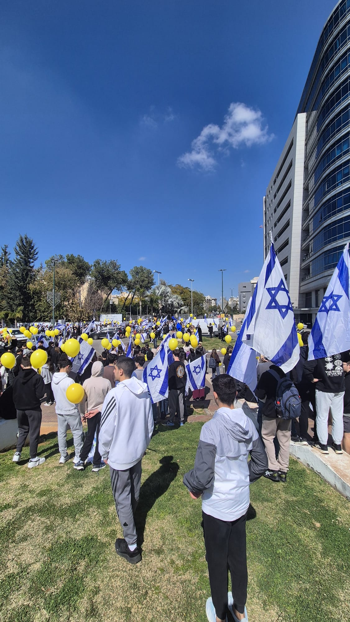 קריית אונו הרכינה ראש: מאות התכנסו לזכר בני משפחת ביבס 