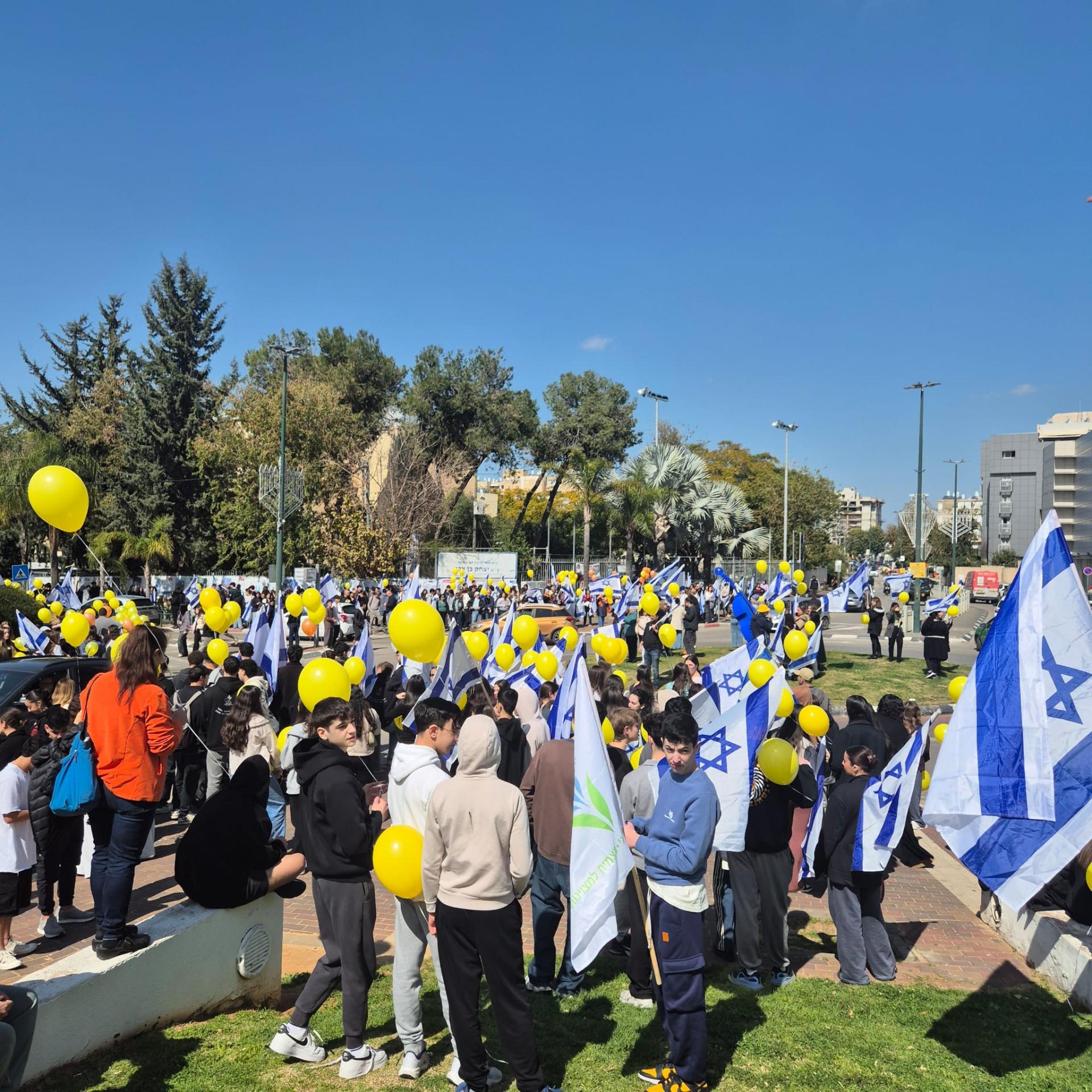 קריית אונו הרכינה ראש: מאות התכנסו לזכר בני משפחת ביבס 