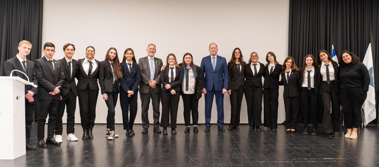השגרירים הצעירים של קריית אונו כבשו את הבמה – באנגלית