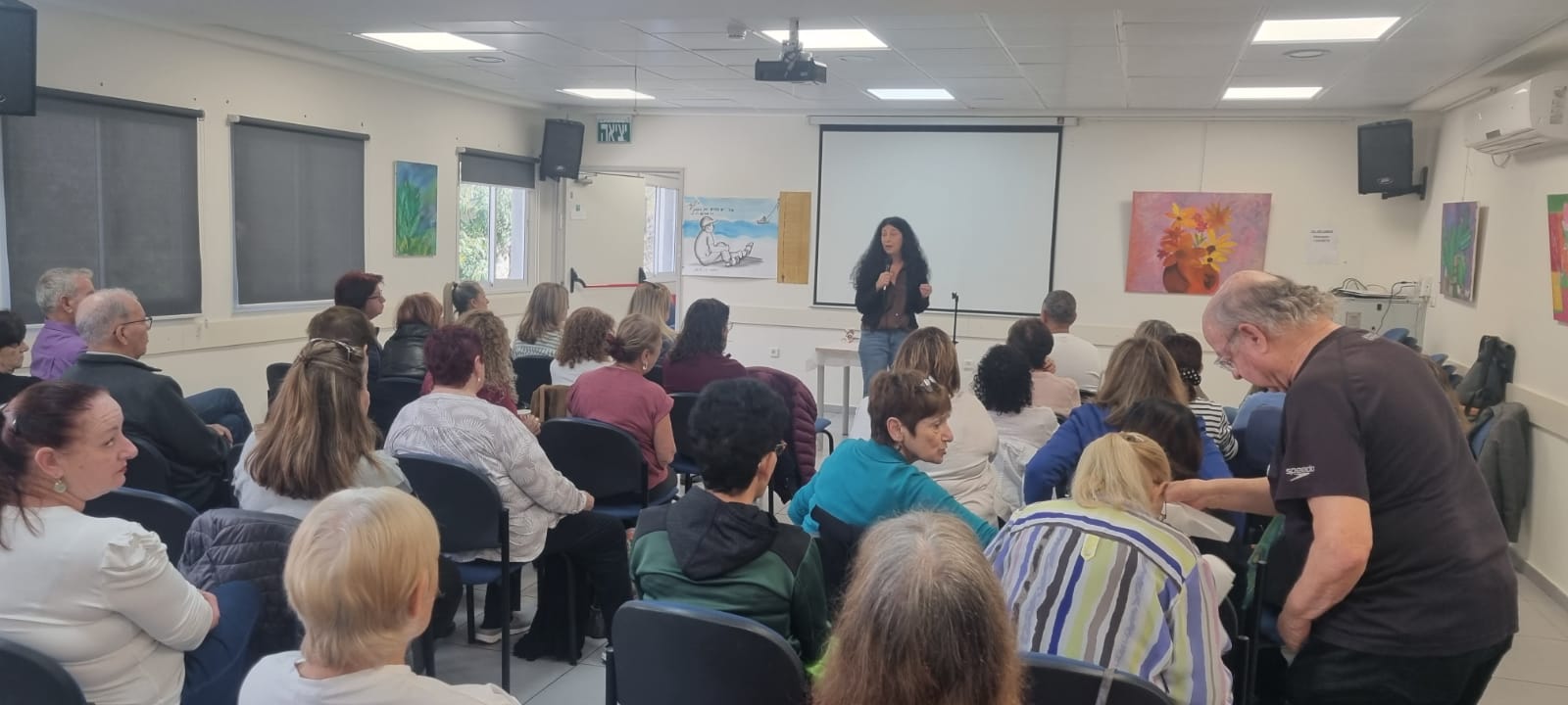 שרה אנגל בהרצאה