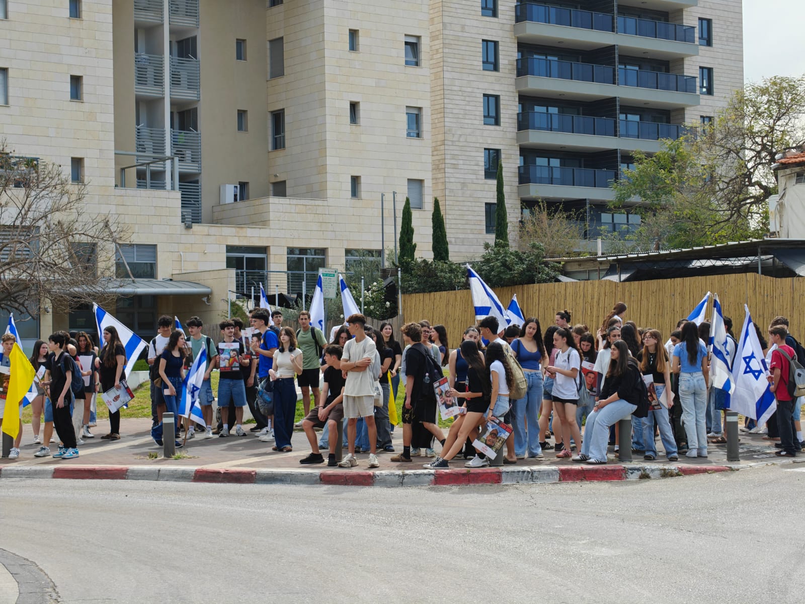 תלמידי קריית אונו לקחו חלק במחאה הארצית למען החטופים