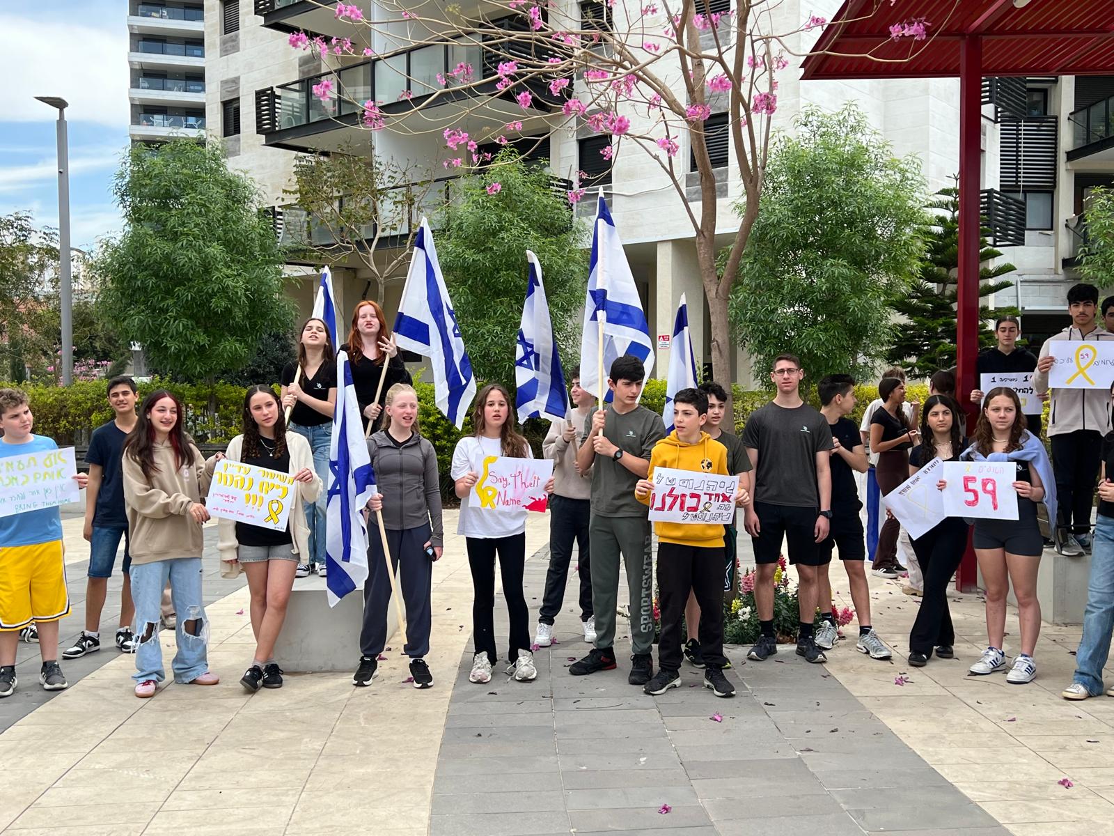 תלמידי קריית אונו לקחו חלק במחאה הארצית למען החטופים