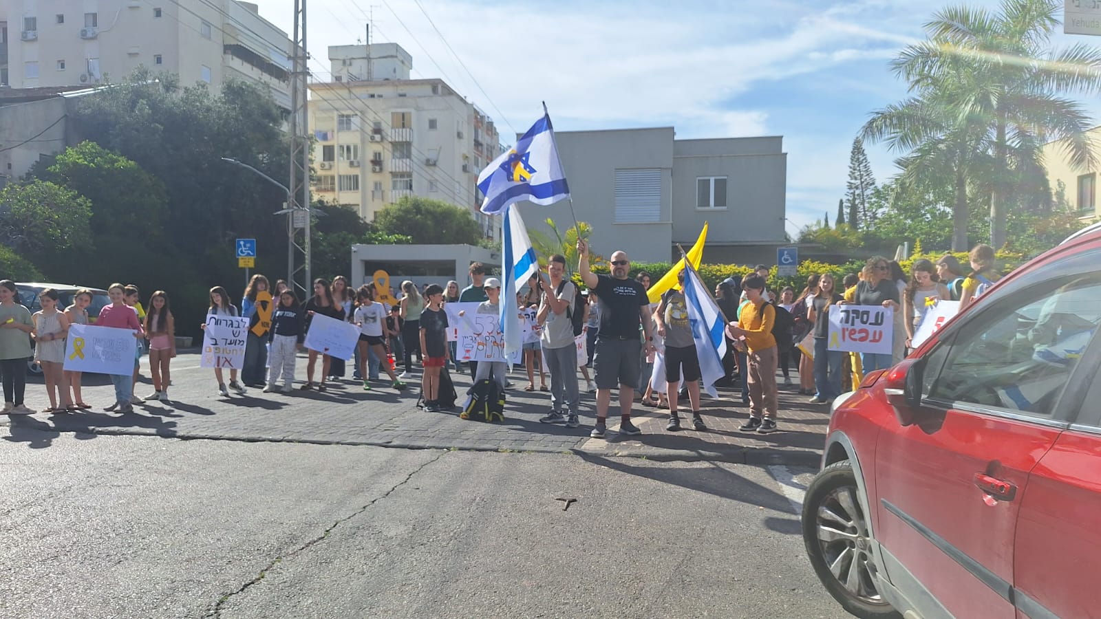תלמידי קריית אונו לקחו חלק במחאה הארצית למען החטופים