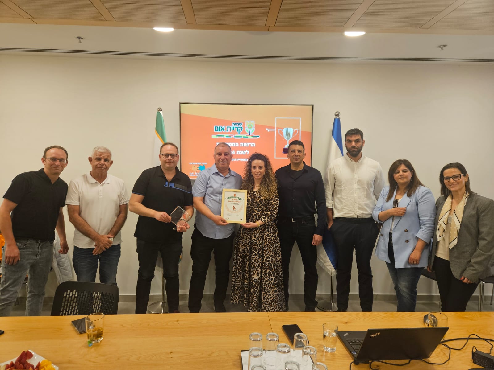 עידית סלמן, שהעניקה את התעודה לעמי כחלון, מחזיק תיק שיפור פני העיר, יבגני ורניק, מנהל אגף שפע