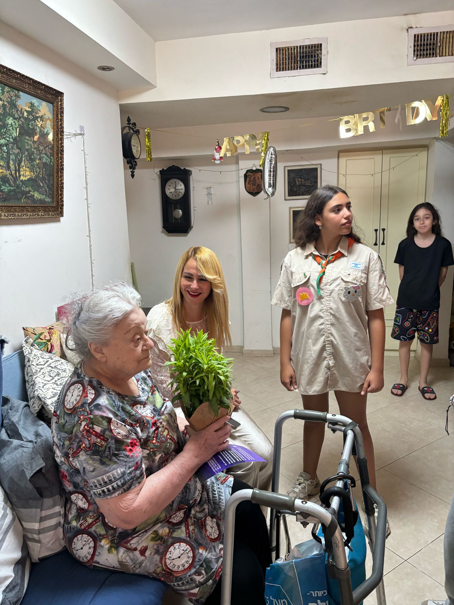 הנוער של קריית אונו במחווה מרגשת לשורדי ושורדות השואה