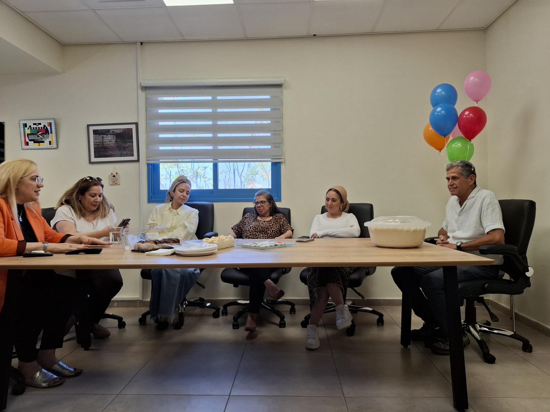 הפרשת חלה מרגשת באגף החינוך בקריית אונו עם ירון אור אביו של אבינתן החטוף בעזה