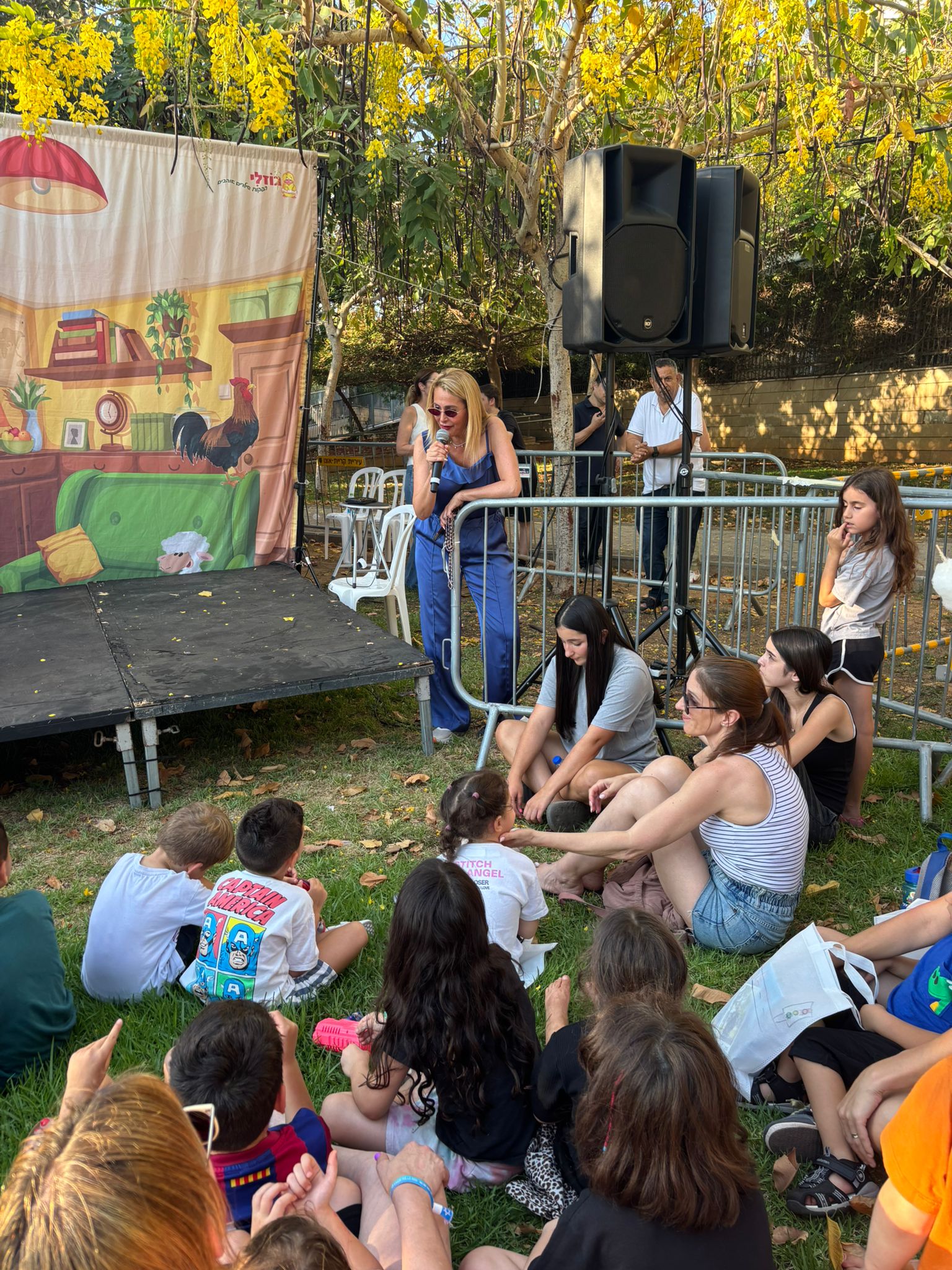ראש העיר מיכל רוזנשיין עם המשתתפים