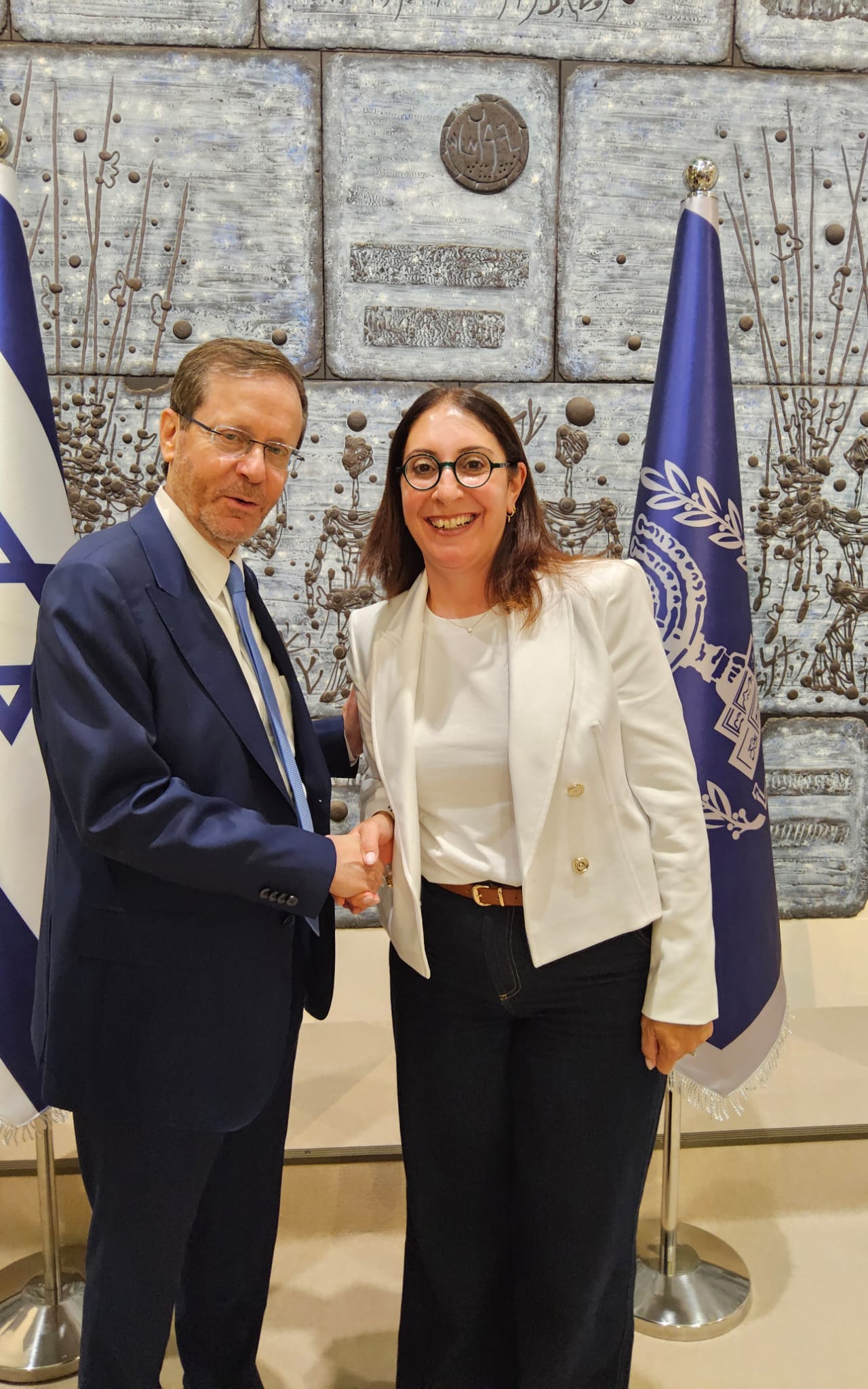 נשיא המדינה עם מנהלת בית הספר עינב חביב אסא