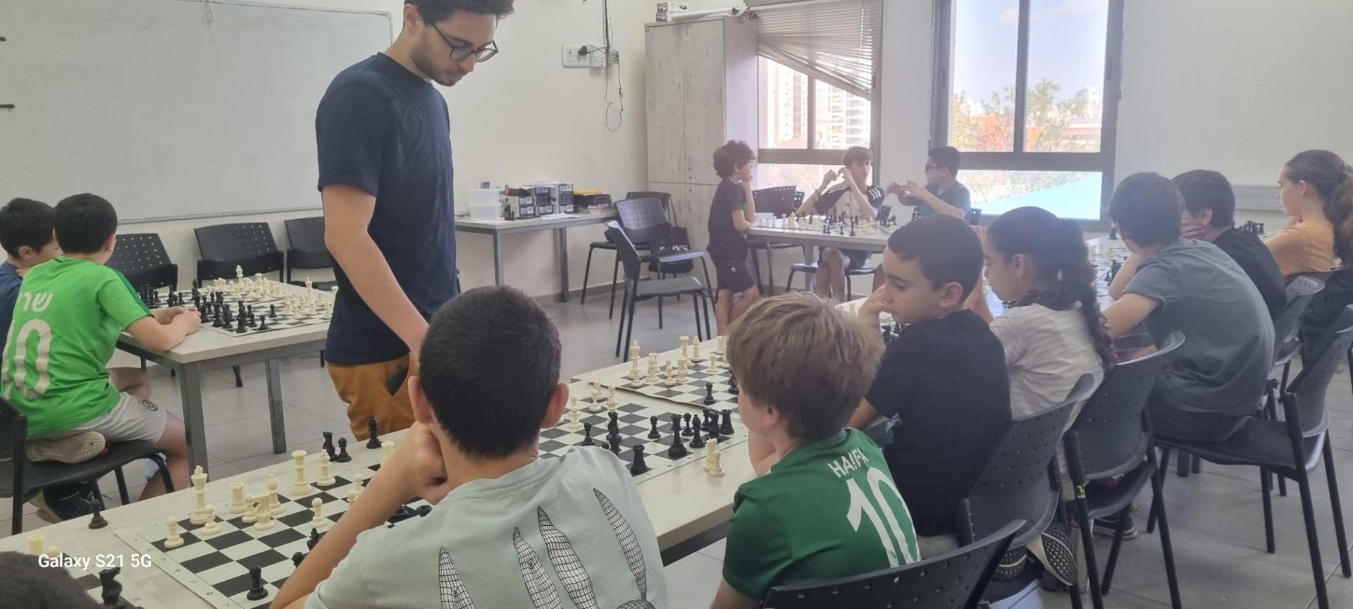 האמן הבינלאומי בשחמט עומר רשף בביקור מרגש במועדון השחמט של מתנס קריית אונו