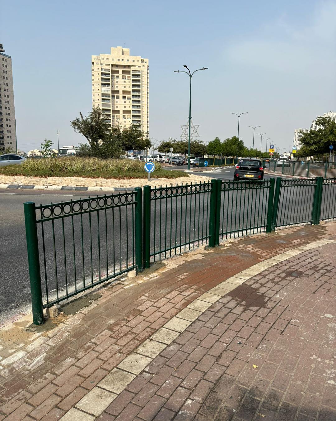 חידוש גדרות הבטיחות ומעברי החצייה לקראת פתיחת שנת הלימודים