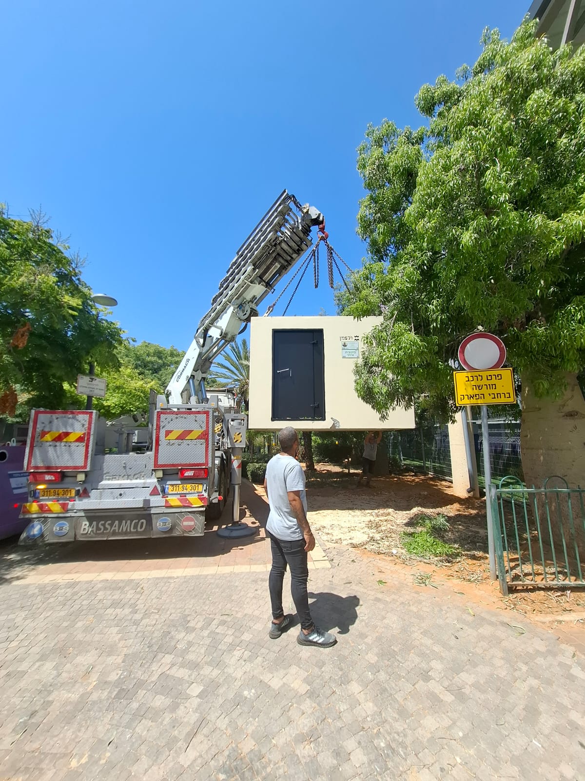 קריית אונו ממשיכה לחזק את הביטחון לתושביה מיגונית הוצבה בפארק צהל