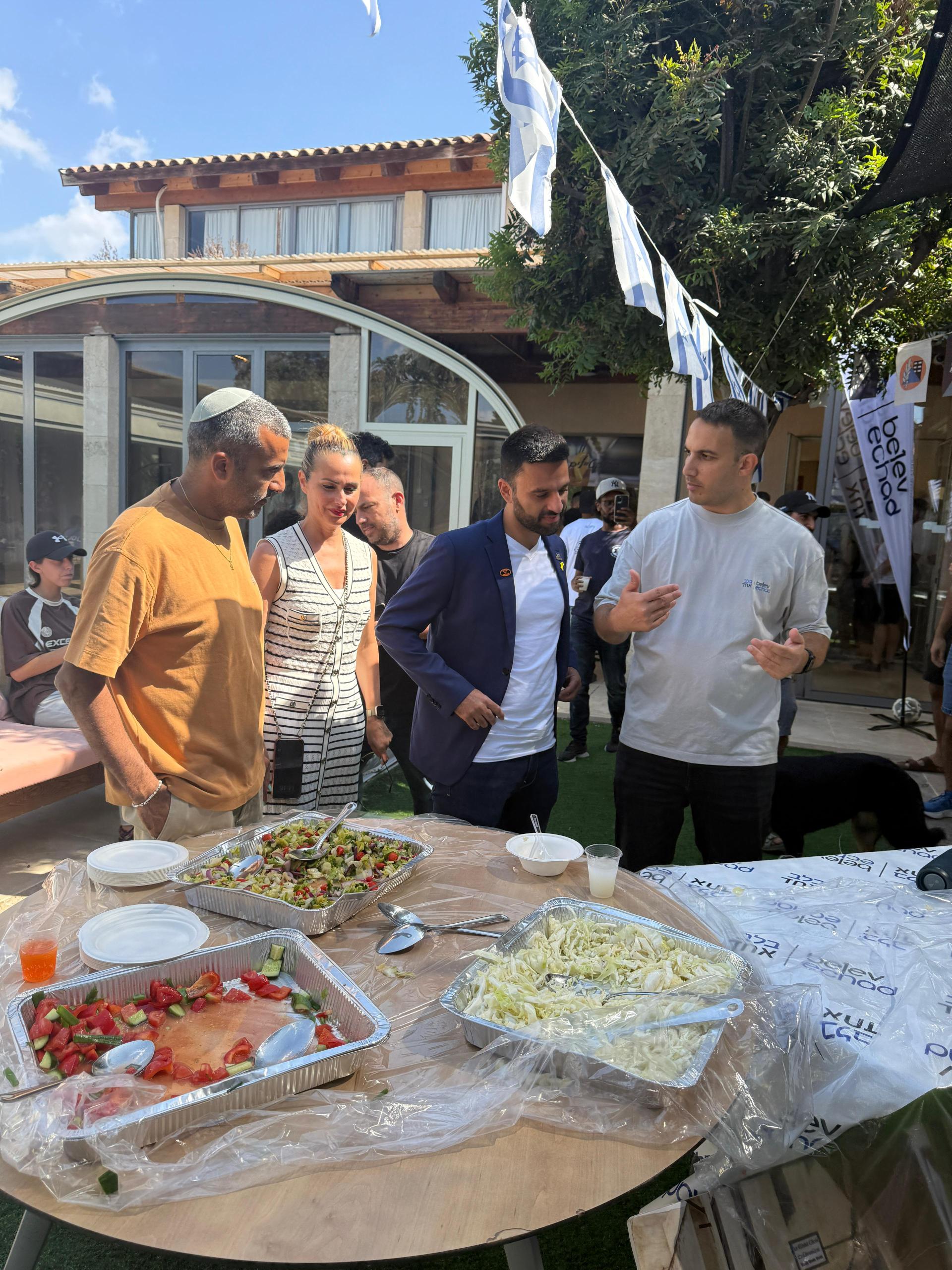 עובדות עיריית קריית אונו בשליחות קולינרית מרגשת למען החיילים הפצועים בוילה של עמותת בלב אחד
