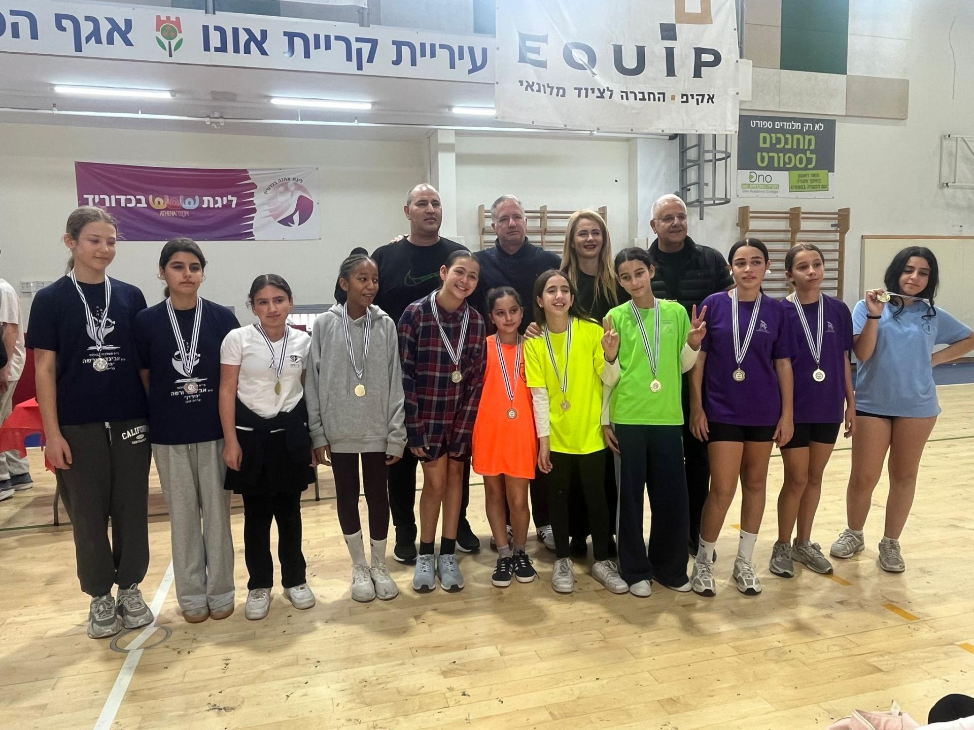 חגיגת כדוריד בקריית אונו: בתי הספר שרת ויעקב כהן קטפו את המקום הראשון באליפות בתי הספר היסודיים לבנים ולבנות
