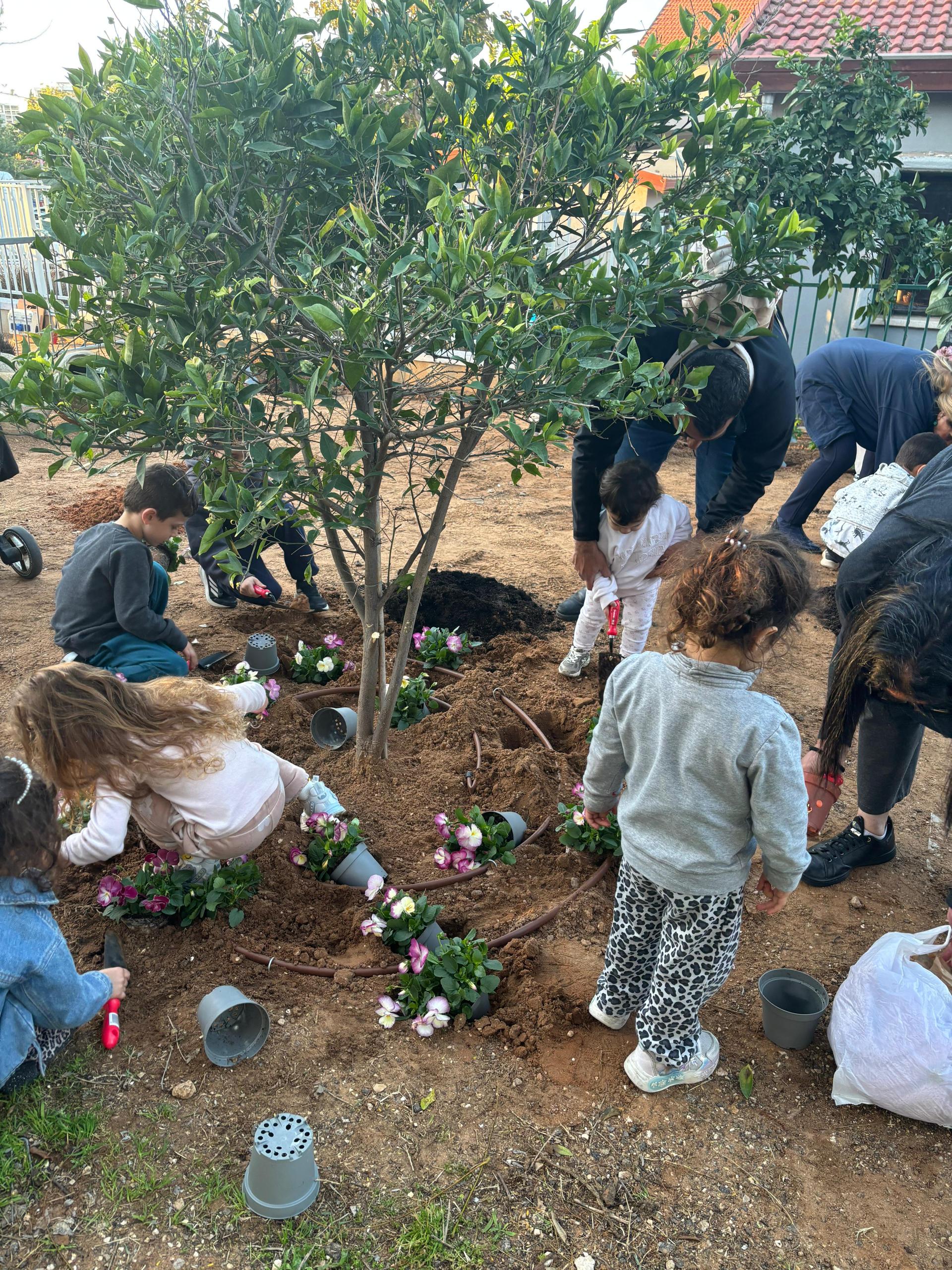 טו בשבט באירוע נטיעות, ביחד עם המשפחות המיוחדות בעיר