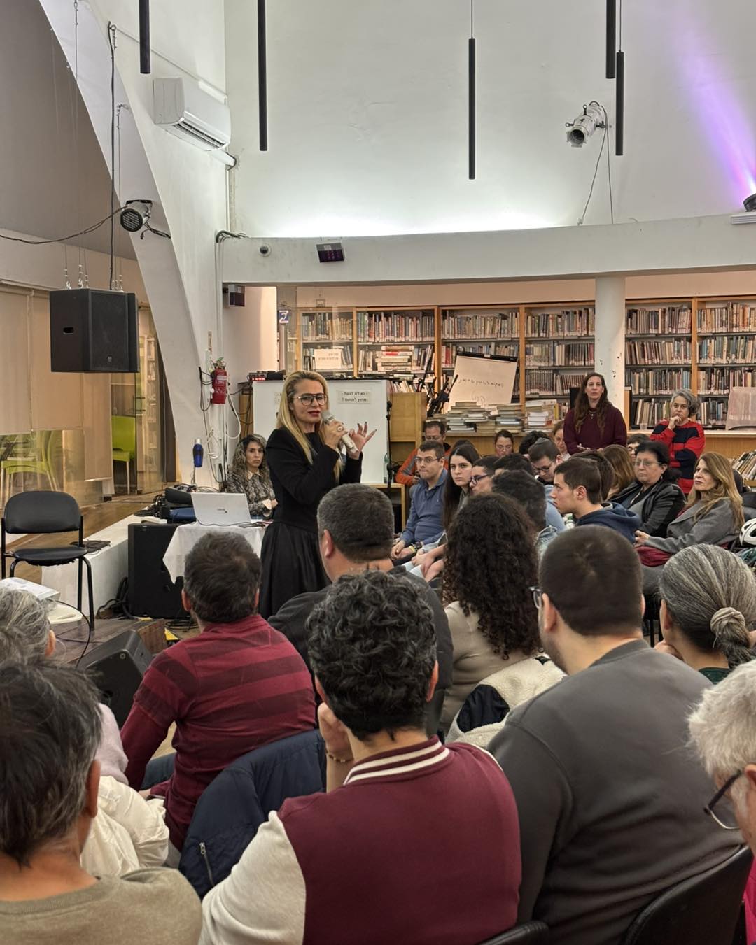 אל תסתכלו על התווית, תראו אותי: ערב בסגנון ראיון מיוחד נערך בקריית אונו