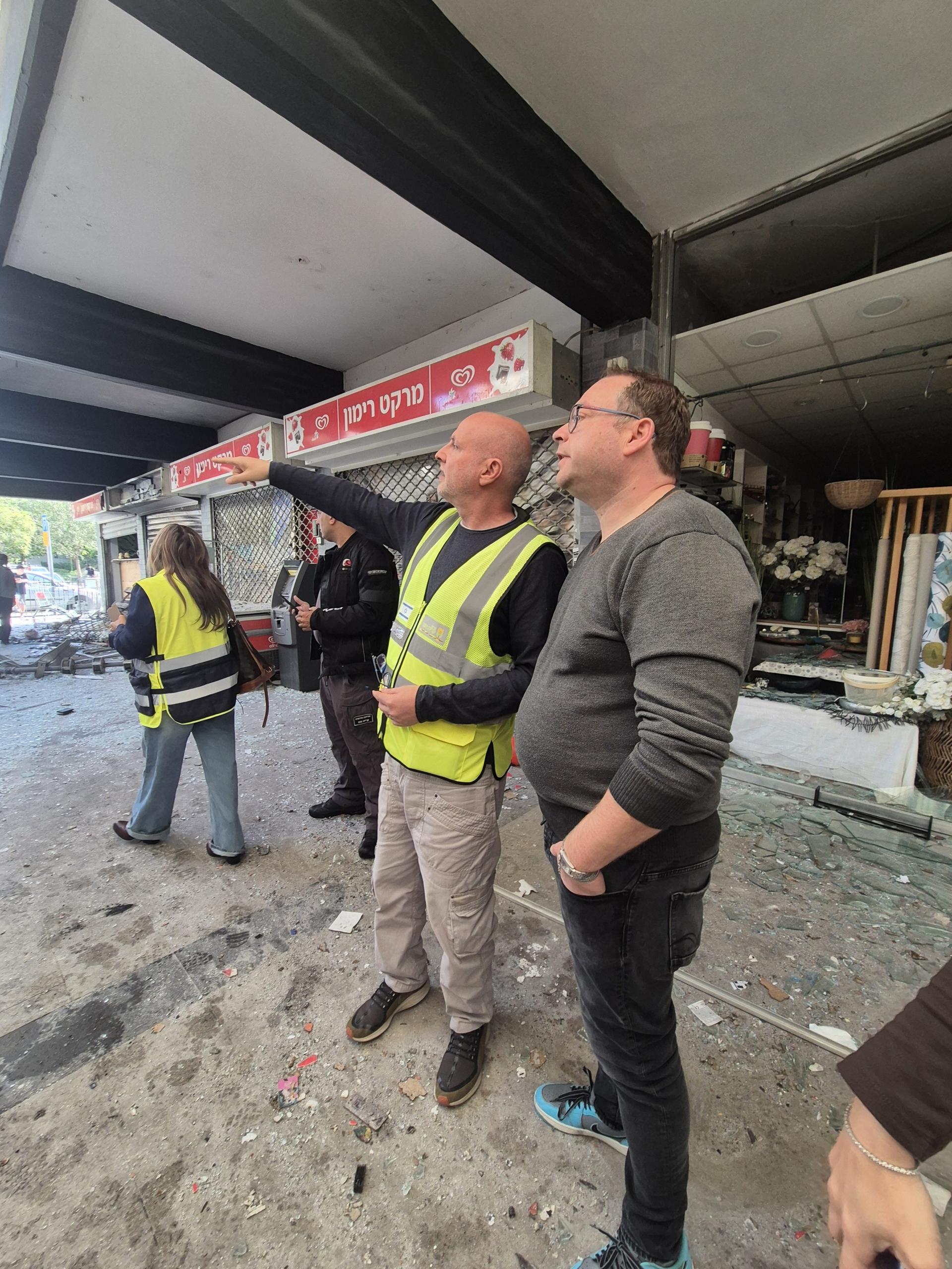 הנהלת עיריית קריית אונו בסיור חירום במרכז רימון שנפגע ביום ראשון.