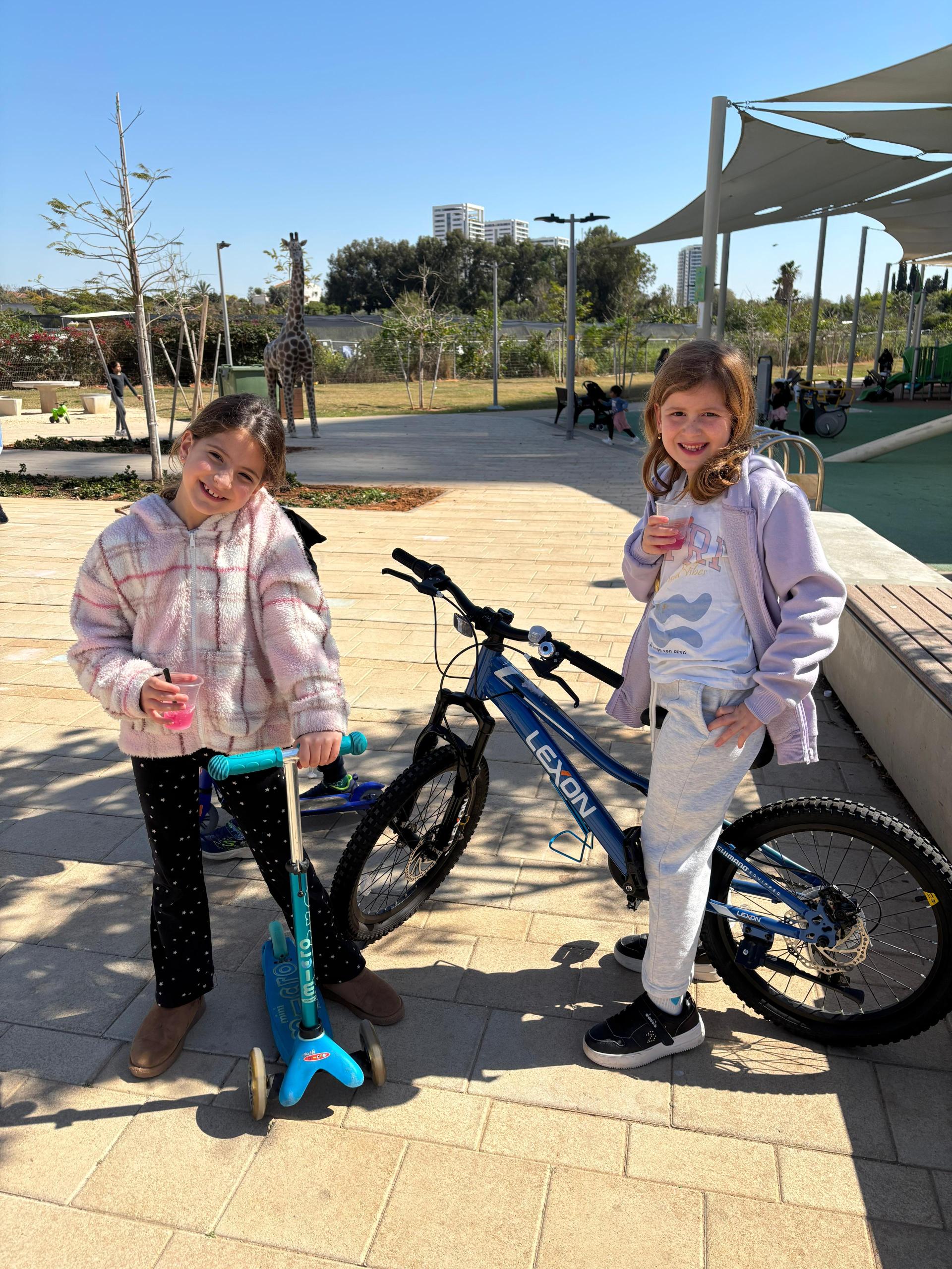 קריית אונו נצבעה בצבעי ברד: אלפי חיוכים במיזם ממתיקים את המצב