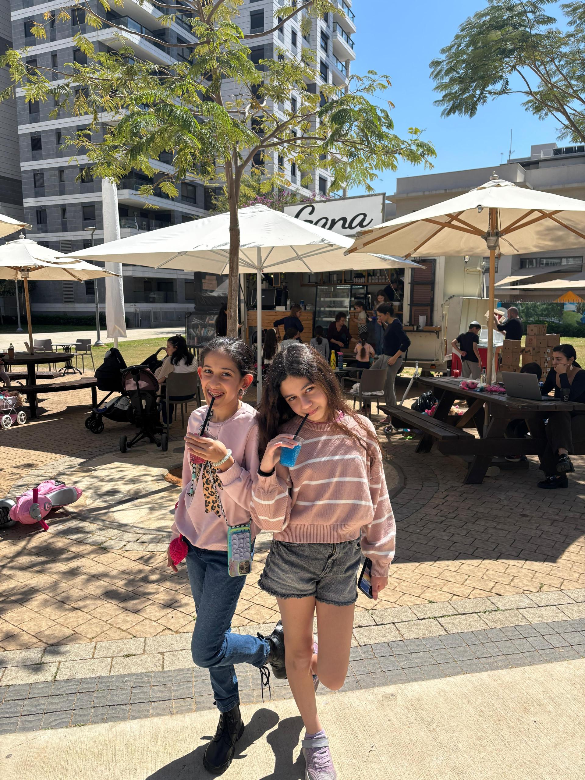 קריית אונו נצבעה בצבעי ברד: אלפי חיוכים במיזם ממתיקים את המצב