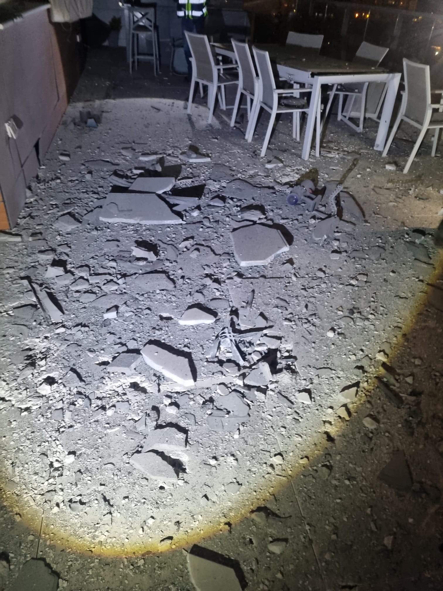 לילה מתוח קריית אונו: פגיעה במבנה מגורים, התושבים נשמעו להנחיות וניצלו