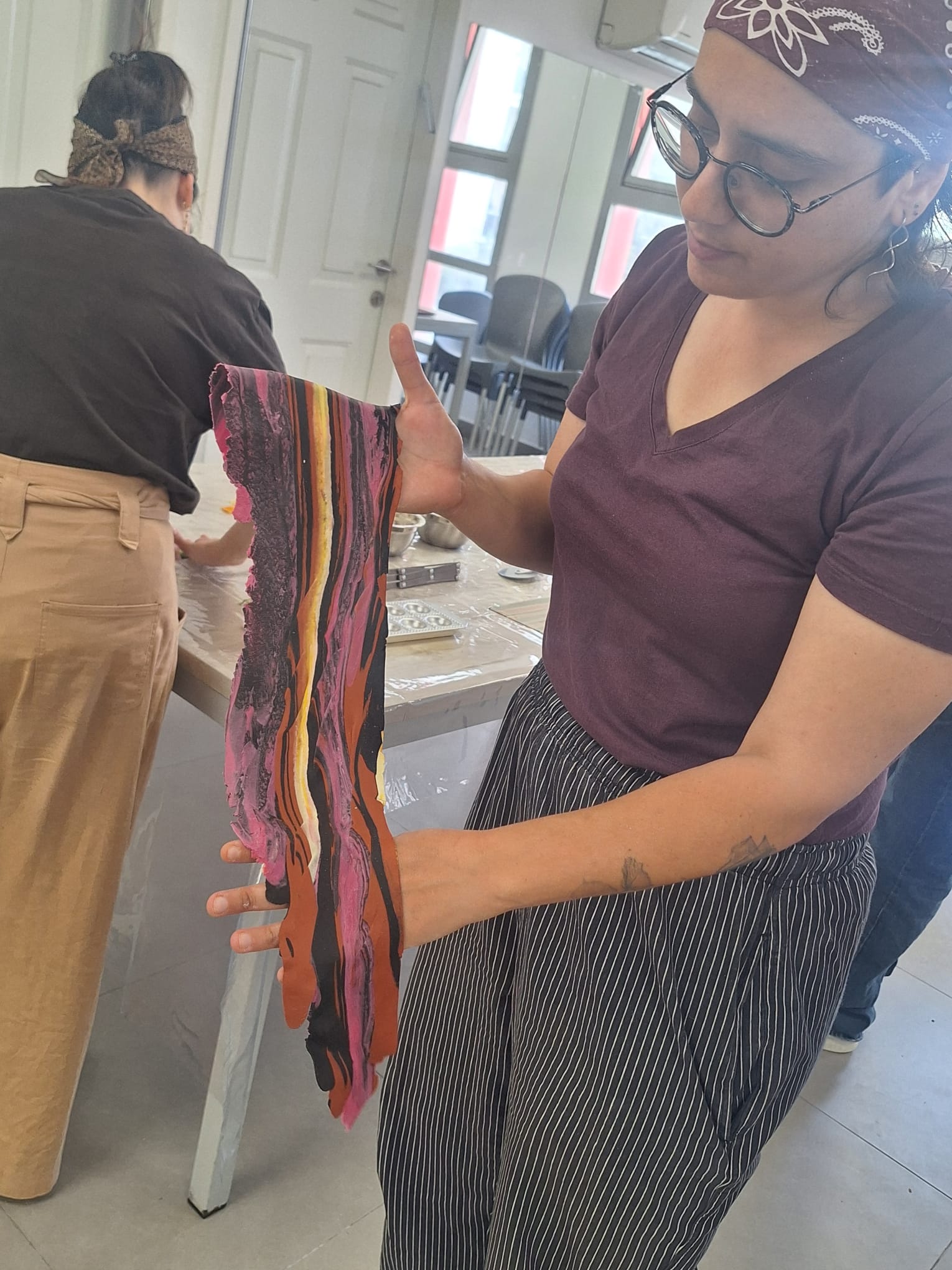 צבעוני, טעים ומעצים: סיפורו של מועדון הנערות בקריית אונו 