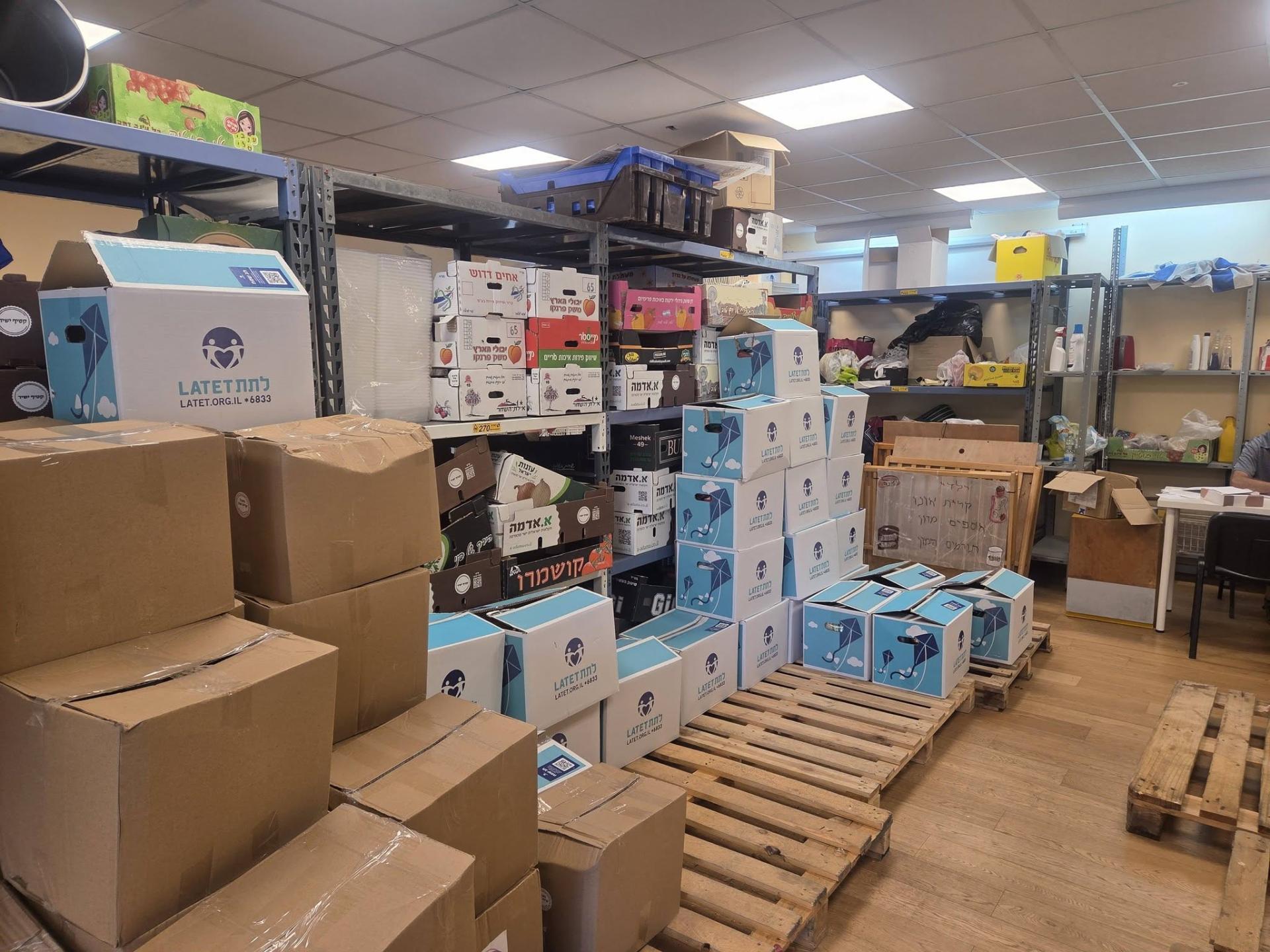 לקראת ראש השנה: 300 משפחות בקריית אונו קיבלו ארגזי מזון
